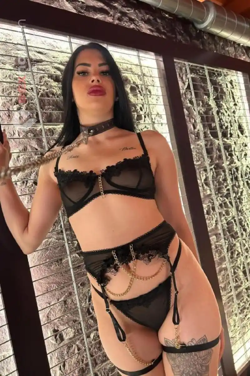 SKLAVIN-SCARLETT Scharf, nass und eng… Basel, Basel, Schweiz