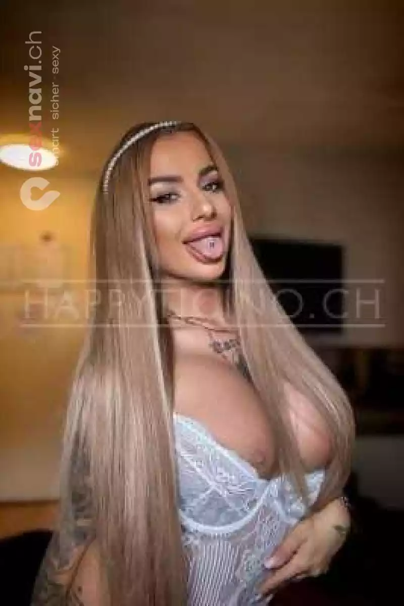 Ayshe Una bambola Barbie piena di  Chiasso, Schweiz, Tessin